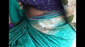 hot Telugu aunty showing boob's in auto