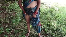 चाची को जंगल में मूतते हुए पकड़ा फिर घर आकर खूब चोदा