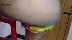 मस्त फिगर वाली भाभी फोन पर पति से बात करने के बाद मूठ मारते