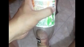 v&period; una botella de Jumex