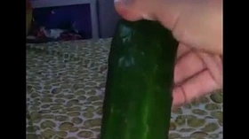 masturbandose con el pepino&period;