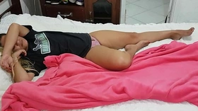 Espiando pela janela Flagrei minha enteada se masturbando &excl;&excl;&excl;