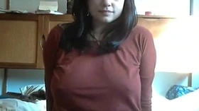 Linda gatinha se exibindo e dan&ccedil;ando para voc&ecirc;