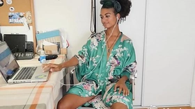 Yanks Ebony Lola Rose Fingers Her Hairy Twat