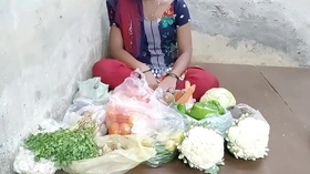 देसी लड़की ने सब्जी बेचते बेचते सब्जी खरीदने वाले से चुदाया