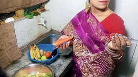 सेक्सी भाभी को मॉर्निंग में किचन में खाना बनाते समय चोदा XXX Kitchen Sex