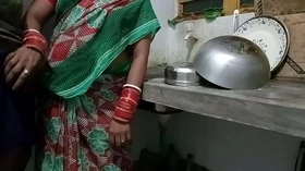 किचन में काम कर रही साली को जबरदस्ती चोदा बैडरूम में